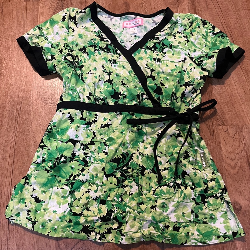 XS green black and white floral scrub top